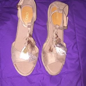 NWOT Taupe Gray Wedges with Tassels